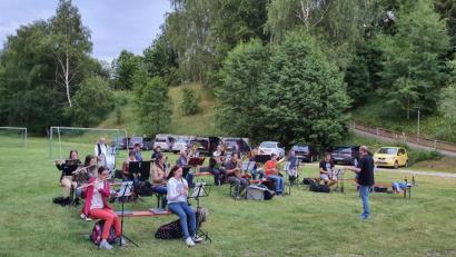 Bild: exb
Die Steinwaldmusikanten proben im Freien.