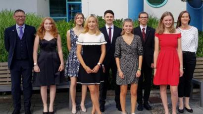 Bild: Judith Lehner
Stellvertretender Schulleiter Georg Meyer (links) freut sich mit den besten Absolventen: Nicole Allwang (1,3), Lisa Lehner (1,4), Theresa Frauendorfer (1,1), Michael Matz (1,0), Antonia Keppler (1,0), Jakob Krusche (1,0), Lena Ibler (1,0) und Oberstufenkoordinatorin Angela Ziegler.
