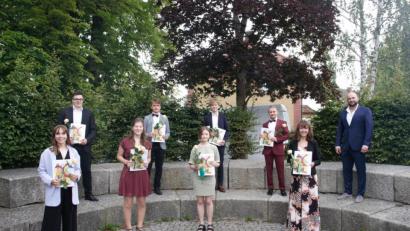 Bild: Veronika Schweighart
Die acht besten Absolventen des Erasmus-Gymnasiums (von links): Luzia Ram (1,1), Sebastian Piehler (1,5), Franziska Lehnert (1,1), Leo Ringer (1,0), Lilly Hüttner (1,3), Aaron Weiß (1,0), Manuel Pfitzner (1,2) und Verena Schrödl (1,5). Oberstufenkoordinator Stefan Sehnke (rechts) gratulierte den Abiturienten.