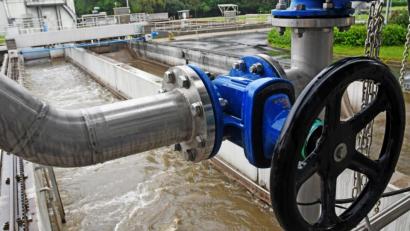 Bild: Gabi Schönberger
Die Stadtwerke senden Wasserproben aus der Kläranlage an die TU München, um am Entwicklungsprojekt des Lehrstuhls für Siedlungswasserwirtschaft teilzunehmen.