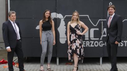 Bild: mfh
Der Schulleiter des Herzog-Christian-August-Gymnasiums, Oberstudiendirektor Dieter Meyer (links), und Oberstufenkoordinator Stefan Hüttl (rechts) freuen sich mit Hannah Birner (Zweite von links) und Katja Onischenko.