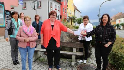 Bild: Roland Wellenhoefer
Freudestrahlend nahm Claudia Grillmeier (rechts) ihre erste Spende als Schirmherrin der Aktion Lichtblicke entgegen. Die Arbeitsgemeinschaft sozialdemokratischer Frauen im Landkreis Tirschenreuth hatte den Erlös des Benefiz-Kaffeekränzchen von 900 Euro der Aktion gespendet. Mit auf dem Bild (von links): 
Annegret Dworschak (Aktion Lichtblicke), Simone König, (Stellvertretende AsF Kreisvorsitzende), Waldtraut Gmeiner, (Stellvertretende AsF Ortsvorsitzende), Katrin Hüttner (Stellvertretende AsF-Kreisvorsitzende), Christine Trenner, (AsF-Kreisvorsitzende), Bezirksrätin Brigitte Scharf (SPD Kreisvorsitzende) und Claudia Grillmeier.