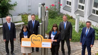 Bild: mez
Die Geschäftsstellenleiter Peter Erhart (Ebnath), Rita Kunz (Friedenfels), Matthias Fütterer (Immenreuth), Cornelia Wöhrl (Neusorg/Waldershof), Stefan Bader (Premenreuth) sowie Vorstandssprecher Joachim Geyer (von links) informierten die Vereinsvorstände teils persönlich über die Zuwendungen als Dank für das ehrenamtliche Engagement.