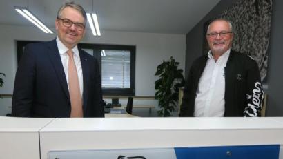 Bild: Hirsch
IHK-Gremiumsvorsitzender Hubert Döpfer (rechts) stellte Markus Huber als neuen Leiter der Geschäftsstelle Schwandorf vor.