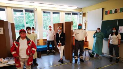 Bild: mde
Stellvertretende Vorsitzende des BRK-Kreisverbands Tirschenreuth ist Eva Freifrau von Podewils (Vierte von rechts). Sie bedankte sich stellvertretend für alle ehrenamtlich Aktiven beim Team in Waldeck. Von links: Veronika Krauß, Andreas Konz, Kathrin Korn, Detlef Schade sowie Susanne Staufer und Patricia Oettl (von rechts) mit Kreisbereitschaftsleiter Christian Stahl (Dritter von rechts).