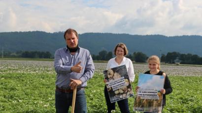 Bild: olr
Karl und Luzia Gröschl mit Tochter Anna auf einem ihrer Felder im Kreis Regensburg – hier wachsen Kartoffeln, die später in Neunburg vorm Wald zu Chips verarbeitet werden.