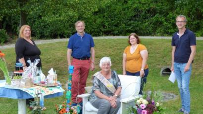 Bild: exb
Von Annelotte Bartl (im Hintergrund) verabschiedeten sich (von links) Sandra Köstler, Geschäftsführer Berthold Kellner, Christina Ponader und Klaus Jahn.