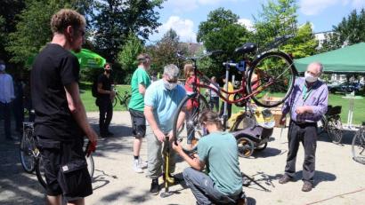 Bild: Kunz
Auch MdB Stefan Schmidt (Mitte) macht sich die Finger an kaputten Radln schmutzig. Luftaufpumpen traut sich der Grünen-Verkehrsexperte gerade noch zu. Kurz vorher war der Regensburger während einer Demo-Tour durch Weiden von einer Polizeistreife ausgebremst worden.