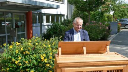 Bild: Privat
Probespiel unter Corona-tauglichen Bedingungen: Der scheidende BFSM-Direktor Benedikt Boßle an der neuen Truhenorgel.