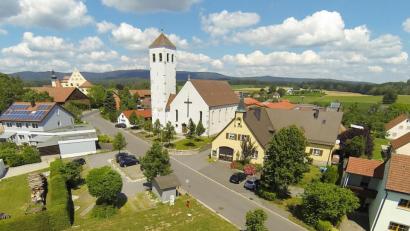 Bild: ner
Im Feuerwehrhaus Thumsenreuth wird ein Bayern-WLAN-Hotspot installiert. Auf der Festwiese nebenan ist somit Internet-Zugang möglich.