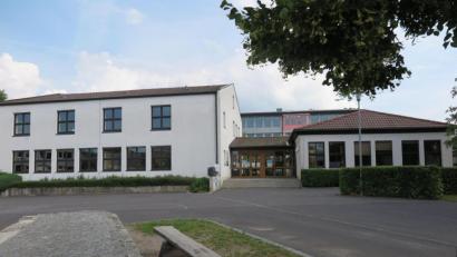Bild: jzk
An der Realschule Kemnath zieht sich heuer die Abschlussfeier: Die sechs Abschlussklassen werden einzeln verabschiedet.