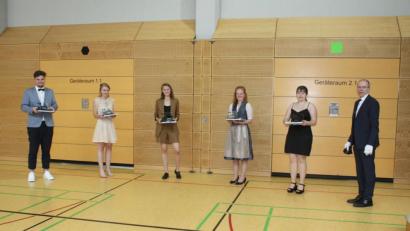Bild: lg
Schulleiter Ludwig Pfeiffer (rechts) zeichnete die erfolgreichsten Abiturienten mit dem OGO-Ehrenpreis aus: Von links Tim Schneider (Notendurchschnitt 1,3), Sophia Rappl (1,5), Lena Rückerl (1,0), Verena Scheuerer (1,5) und Elena Zimmer (1,3).