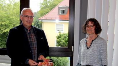 Bild: ds
Lydia Zahner verabschiedete den bisherigen Vorsitzenden des Zweckverbands, Winfried Franz, mit Worten des Dankes für die gute Zusammenarbeit und einem Geschenk.
