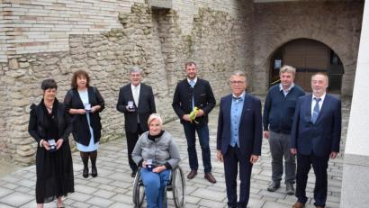 Bild: szl
Die Verdienst- und Ehrenmedaille der Stadt Tirschenreuth verlieh Bürgermeister Franz Stahl an Kerstin Kurzeck, Olga Luft, Günher Franz und Martina Sötje (von links). Verabschiedet aus dem Amt wurden der ehemalige Sport- und Jugendbeauftragte Huberth Rosner und Johann Schmidt als Ortssprecher der Gemeinde Hohenwald. Nach 51 Jahren im öffentlichen Dienst geht nun auch Peter Geyer (rechts) in Ruhestand.
