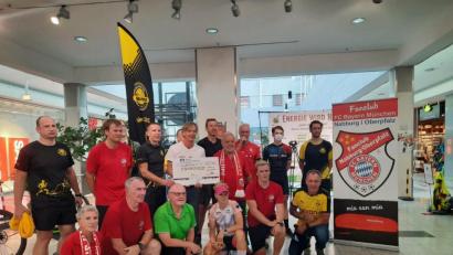 Bild: Bernd Hofmann
Insgesamt 706,25 Euro für Naturprojekte: Die Radler der zwei Fanclubs übergeben an Dirk Nishen (Bildmitte) einen zusätzlichen Scheck. Links und rechts davon die beiden Präsidenten Thomas Breidenbach und Bernd Hofmann.