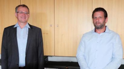 Bild: ohr
Michael Singer (rechts) rückt für den verstorbenen Hans Gradl in den Gemeinderat nach. Bürgermeister Franz Grabinger nahm ihm den Eid ab.