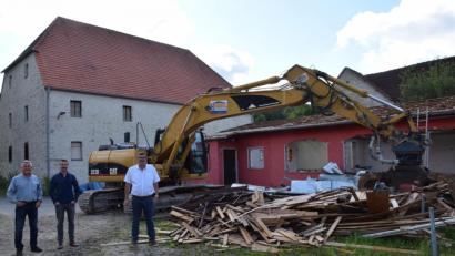 Bild: bö
Das Vereinsheim gleich neben dem historischen Salzstadel ist abgerissen. Der Platz wird künftig von Färbos-Versicherungen GmbH als Firmensitz genutzt werden. Die beiden Geschäftsführer Paul Färber und Thomas Färber waren noch kurz vor dem Abriss des Vereinsheimes auf der Baustelle.