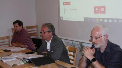 Bild: wro
Bürgermeister Toni Dutz (Bildmitte) machte deutlich, dass Anfragen und Kritik zum Sitzungsprotokoll ausschließlich über seinen Schreibtisch zu laufen hätten.