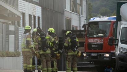 Bild: Alexander Auer
Am Samstagabend brannte es in einer Lagerhalle in Haselbach (Regensburg). Die Feuerwehr musste sich den Zugang zum Feuer im Keller erst freischaffen.