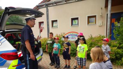 Bild: hl
Die Kinder durften auch einen Blick in den Kofferraum des Polizeiautos werfen.
