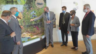 Bild: fsb
Wissenschaftlicher Leiter Frank Holzförster (Dritter von links) führt an einem Diorama alle Stufen der Sandgewinnung und -verarbeitung vor.