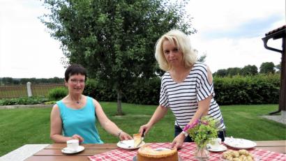 Bild: ubb
Kerstin Schraml serviert ihrer Schulleiterin, Doris Eckl, im idyllischen Garten der Neumühle einen leckeren Käsekuchen. Kuchen und Torten sind Schramls Spezialität. "Und ich hatte Glück in der praktischen Prüfung, weil das Thema Backen zu meinen Aufgaben gehörte", freut sie sich.