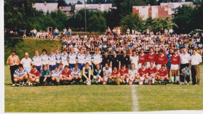 Archivbild: Löwenfanclub Stadlern
Höhepunkt zum zehnjährigen Bestehen des Fanclubs im Jahr 1990: Die erste Mannschaft der Münchener Löwen kam mit Trainer Karsten Wettberg (Zweiter von links) zu einem Freundschaftsspiel nach Stadlern.