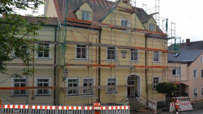 Bild: jr
Eingerüstet präsentiert sich derzeit das Konnersreuther Rathaus.
