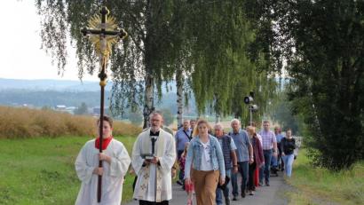 Bild: kro
Eine stattliche Anzahl von Fußwallfahrern nahm am Sonntag an der Wallfahrt zur Gommelberg-Kapelle teil. An geführt wurden sie von Stadtpfarrer Dr. Thomas Vogl.