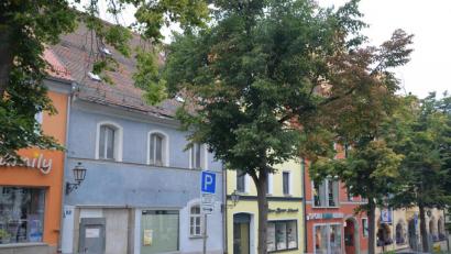 Bild: fjo
Ein attraktiver Bücherschrank soll bei Briefkasten und Anschlagtafel (rechts unten) vorab entstehen. Aus dem Rathaus (ganz rechts) ist zudem ein Umzug der gesamten städtischen Bücherei in das Anwesen Marktplatz 3 (blaues Gebäude, links) angedacht.