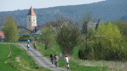 Symbolbild: Gerhard Götz
Radeln ist in und es entstehen immer mehr Radwege. Unser Bild zeigt den Schwarzachtal-Radweg. Aktuell wird von der Kreisverwaltung ein Radweg von Münchshofen bei Teublitz nach Bubach an der Naab südlich von Schwandorf geplant.
