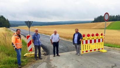 Bild: stg
Zur Baustellen-Besichtigung vor Ort trafen sich (von links) Bauleiter Stefan Schiedlofsky, Stadtbaumeister Ludwig Hafner, Hans Vetterl vom Amt für Ländliche Entwicklung sowie der Kastler Bürgermeister Hans Walter.