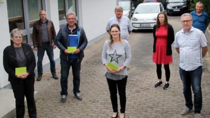 Bild: fsb
Sie freuen sich über finanzielle Zuwendungen für ihre Vereine aus dem Reinerlös des Schwarz-Rot-Gold-Balles: Maria Smola (Seniorenkreis im Pfarrgemeinderat, links), Tamara Smola (Elternbeirat Kindergarten, 4. von links) sowie Manfred Herrmann (3. von links) und Elisabeth Waldeck (6. von links; beide Sportverein), zusammen mit Bürgermeister Schregelmann und den drei Frak-tionsvorsitzenden.