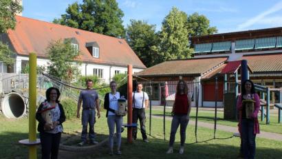 Bild: fks
Nistkästen in Gruppenfarbe nahmen Kinderpflegerin Elsa Schraml (links), Erzieherin Tanja Heinl (Dritte von links) und Erzieherin Tanja Heider (rechts) vom Elternbeirat entgegen.