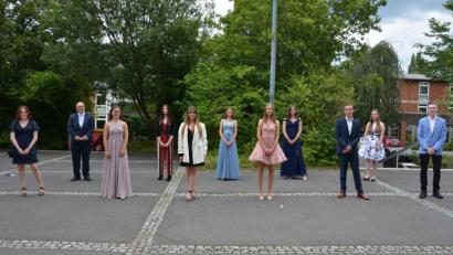 Bild: jr
Die zehn besten Absolventen des Abiturjahrgangs des Otto-Hahn-Gymnasiums mit (von links) Rebecca Schünzel, Schulleiter Stefan Niedermeier, Miriam Andritzky, Nicole Fiedler, Maya Kastner, Johanna Rasp, Sophie Müller, Leonie Gräf, Maximilian Schindler, Maria König und Andreas Seifert.