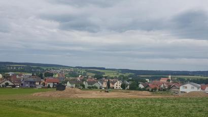 Bild: gi
Die Baufirma Hierold, Moosbach hat mit der Erschließung des zweiten Teils des Baugebiets „Steinling III“ begonnen. Mit der Fertigstellung ist noch vor Wintereinbruch zu rechnen.