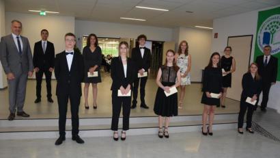 Bild: jr
Die besten Absolventen des Abiturjahrgangs des Stiftland-Gymnasiums (von links) mit Landrat Roland Grillmeier, Oberstufenkoordinator Andreas Staufer, Simon Mehler, Marie Hamann, Vanessa Zeitler, Christian Walbrunn, Jana Neumann, Carina Waidhas, Franziska Kreuzer, Lena Kellner, Tabea Wurm und Oberstudiendirektor Albert Bauer.