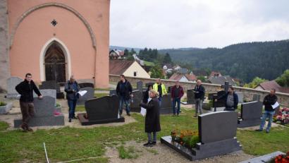 Bild: bnr
Der untere Teil des Friedhofes soll neu gestaltet werden. Bestattungsmeisterin Christine Schmidt stand dem Gemeinderat beratend zur Seite.