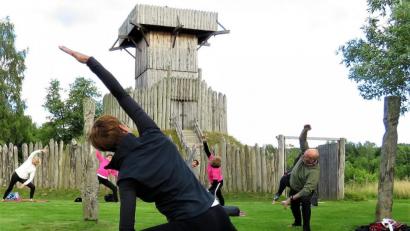 Bild: ubb
Yoga vor mittelalterlicher Kulisse wirkt auf den Betrachter sehr ästhetisch und anmutig.