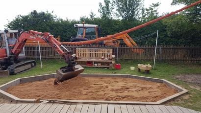 Bild: bjp
Den von einem Pressather Unternehmen gestifteten Sand füllen die Mitarbeiter des Trabitzer Gemeindebauhofs in den Sandkasten des Kindergartens.