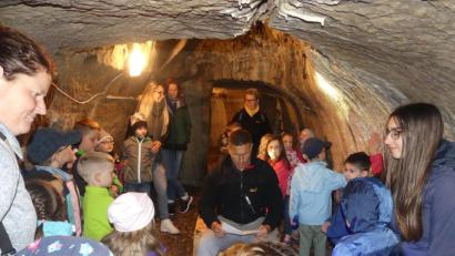 Bild: rn
Noch hütet Bürgermeister Marcus Gradl den Schatz des kleinen Gespensts, doch schon bald gehört er den "Schuwidu"-Kindern.