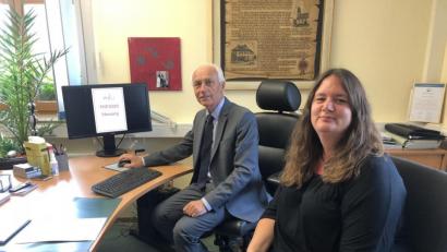 Bild: öt
Neusorgs Jugendbeauftragte Alexandra Mark-Sischka (rechts) stellte mit Bürgermeister Peter König im Rathaus das „Programm für interessante Ferien“ vor.