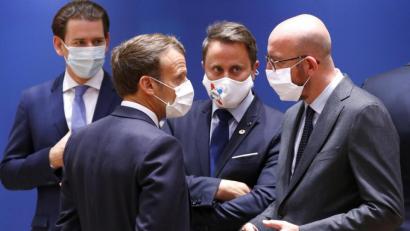 Bild: Francois Lenoir/dpa
Österreichs Bundeskanzler Sebastian Kurz (l-r), der französische Staatspräsident Emmanuel Macron, Luxemburgs Premierminister Xavier Bettel und der Präsident des Europäischen Rates, Charles Michel, am zweiten Tag des EU-Gipfels.