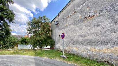 Bild: Feuerwehr Vilseck
Das kann zur Engstelle im Notfall werden: Die Feuerwehr appelliert dringend an die Autofahrer, sich während der Sperrung der Bahnhofsstraße an die Haltverbote zu halten. Sonst verlieren die Rettungskräfte wertvolle Zeit bei der Fahrt zum Einsatz.