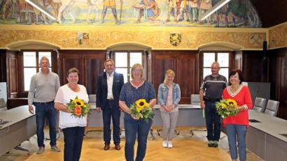 Bild: jma
Due Stadt Auerbach ehrt Mitarbeiter (von links): Personalrat Harald Schmidt, Margit Schulz, Bürgermeister Joachim Neuß, Gertrud Schwindl, Personalsachbearbeiterin Michèle Schwarz, Personalrat Markus Kirzdörfer und Anne-Marie Förster.