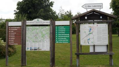 Bild: weu
Bei der aktuell laufenden Aktualisierung der Wanderwege im Landkreis ist auch eine neue Beschilderung vorgesehen. Daher muss die Gemeinde die bisherige Schilder, wie hier bei der Grundschule in Dieterskirchen, abbauen.