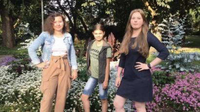 Bild: exb
Leni Hanauer, Annika Sulewski und Elisabeth Anderson (von links) von der Sophie-Scholl-Realschule stehen mit ihrem Projekt im Finale der "Technik-Scouts".