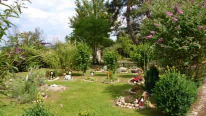Bild: hcz
Blick in die parkähnliche Anlage des Tierfriedhofs. Um ihn in diesem Zustand erhalten zu können, sucht der Tierfriedhof-Förderverein tatkräftige Helfer.