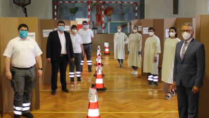 Bild: exb
Zum Dank für das ehrenamtliche Engagement der BRK-Mitglieder bei der TiKoCo19-Studie auf Stippvisite in der Tirschenreuther Sankt-Peter-Turnhalle: BRK-Kreisvorsitzender Franz Stahl (rechts) und BRK-Kreisgeschäftsführer Holger Schedl (Zweiter von links). Bei Gerald Wagner (links) liefen die Fäden seitens des BRK für die Antikörperstudie final zusammen.