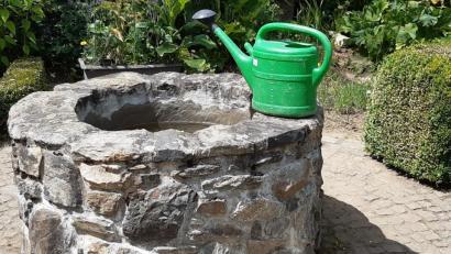 Bild: Lowak
Für viele Hobbygärtner ist ein eigener Brunnen im Garten ein erstrebenswertes Ziel. Doch vor dem Bau sind einige bürokratische Hürden zu nehmen.